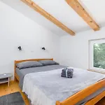 Pet Friendly In Krnicari بيت للعطل