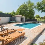 Pet Friendly In Krnicari بيت للعطل *