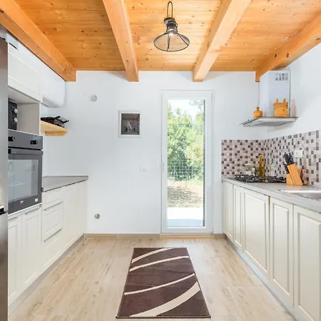 Beautiful In Krnicari With Wifi Holiday home Pifari
